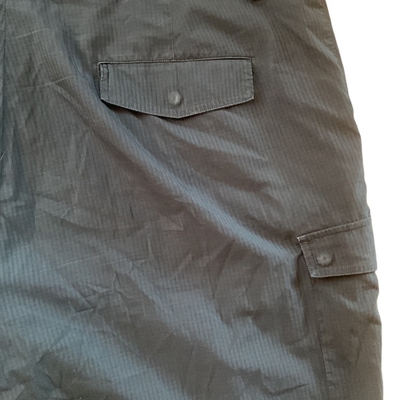 Under Armour Hybrid Black Cargo Shorts Size 42 - Picture 3 of 6